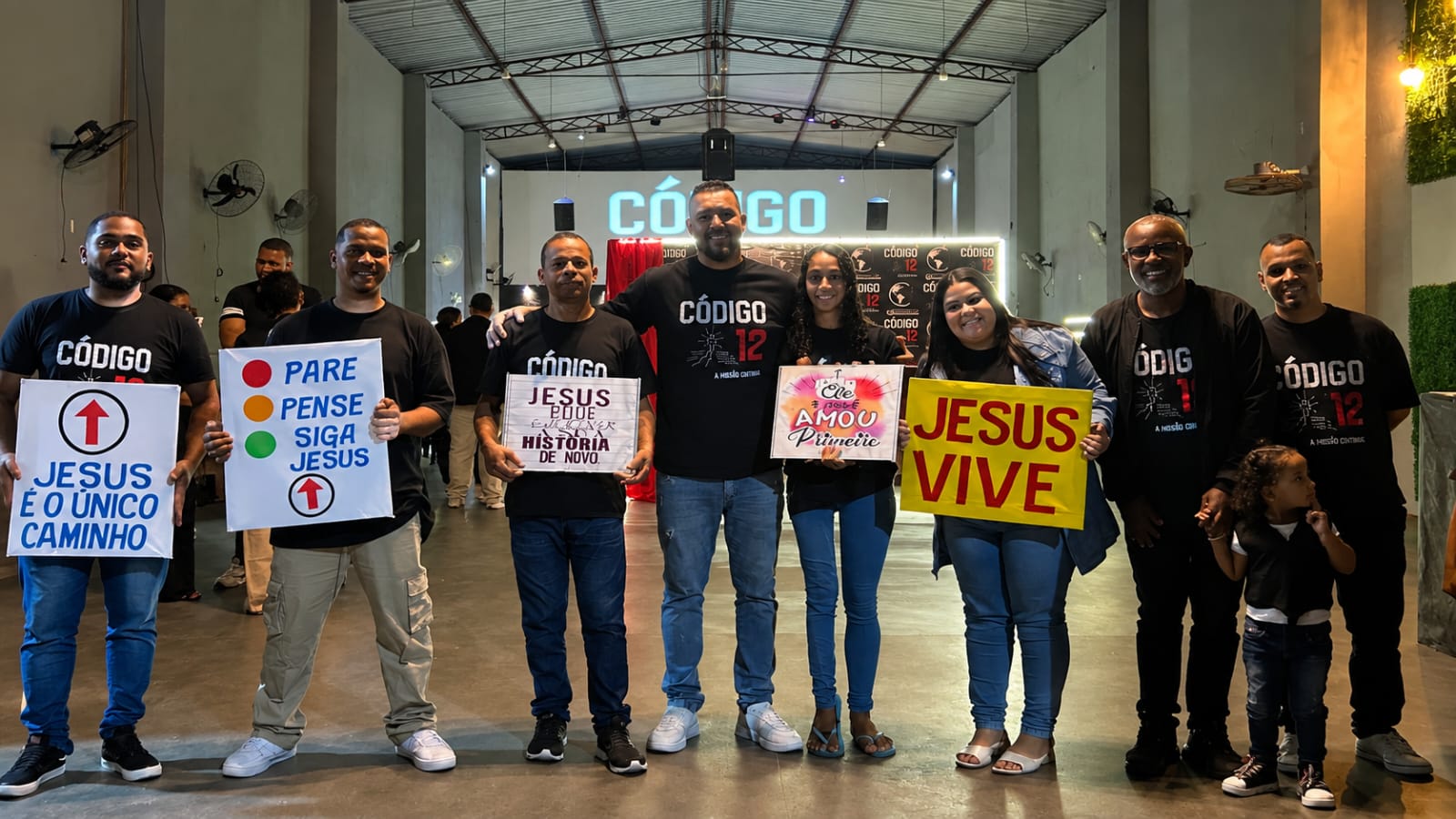 Pr. Tiago, Pra. Flavia e os Jovens do Código 12
